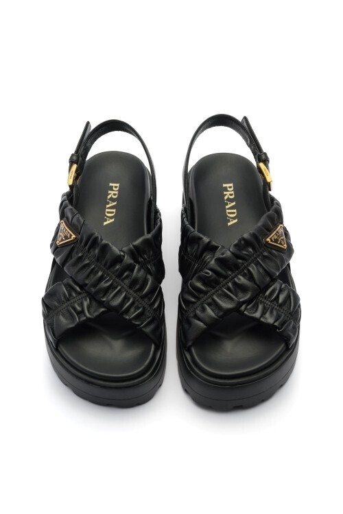 プラダ、日本限定サンダルを発売──スポーティーな要素を再構成したエレガンス