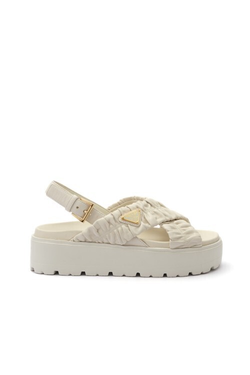 プラダ、日本限定サンダルを発売──スポーティーな要素を再構成したエレガンス