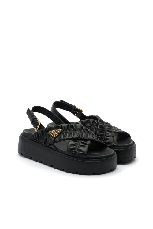 プラダ、日本限定サンダルを発売──スポーティーな要素を再構成したエレガンス