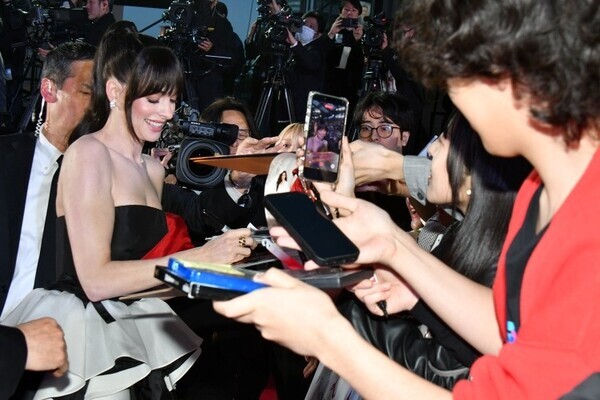 “ランウェイ”は現実に戻ってきた──『プラダを着た悪魔2』来日が示すファッションの現在