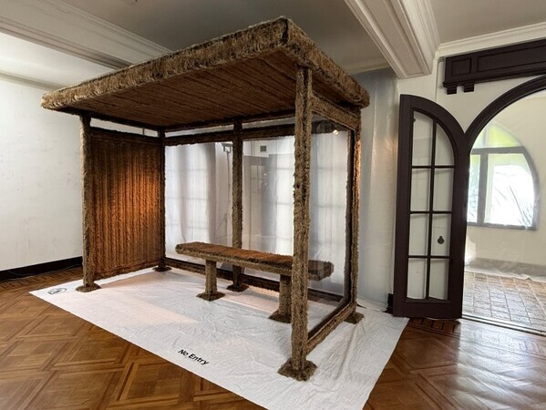 マルタン・マルジェラ、日本初の大規模個展を九段ハウスで開催──“ファッションの先”にある表現