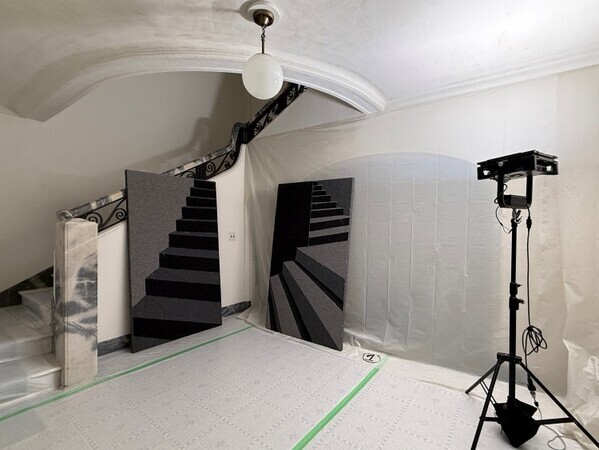 マルタン・マルジェラ、日本初の大規模個展を九段ハウスで開催──“ファッションの先”にある表現