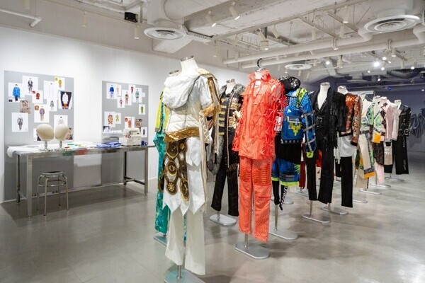 Kis-My-Ft2の15年を“衣装”で辿る展覧会「Kis-My-Ft2: The Couture」 池袋PARCOで開幕