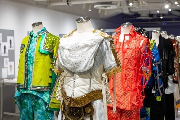 Kis-My-Ft2の15年を“衣装”で辿る展覧会「Kis-My-Ft2: The Couture」 池袋PARCOで開幕