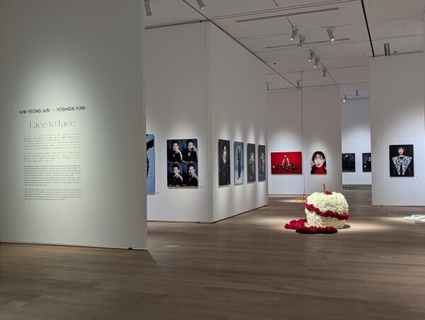 顔を構成するということ——キム・ヨンジュン × 吉田ユニ「Face to face」が示すポートレートの再定義