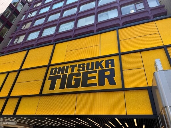 オニツカタイガー、世界最大の旗艦店を新宿に──“売る場所”から“ブランドと出会う場所”へ
