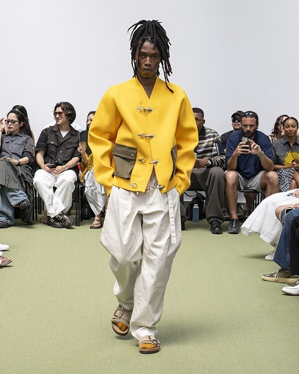 sacai 2027年春夏メンズコレクション──「THE NEW CLASSICS」、クラシックを再起動するための解体