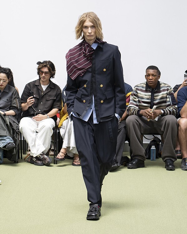 sacai 2027年春夏メンズコレクション──「THE NEW CLASSICS」、クラシックを再起動するための解体