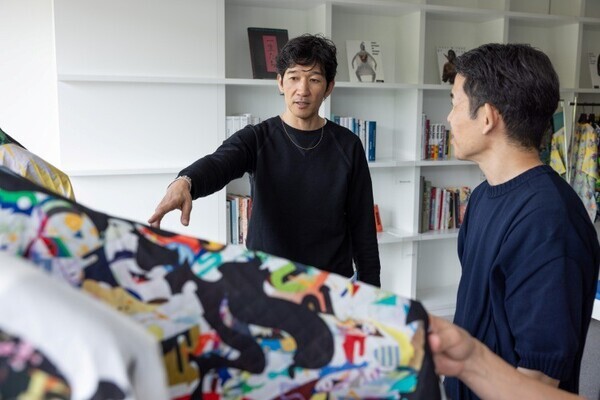 アートが服になるのでも、服がアートになるのでもない──A-POC ABLE ISSEY MIYAKE × 松山智一「TYPE-XII」が生んだ新しい表現の構造