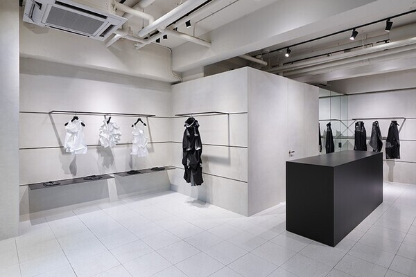 132 5. ISSEY MIYAKEが新旗艦店「132 5. ISSEY MIYAKE / AOYAMA」をオープン──平面から立体へ、「一枚の布」の思想を体験する場所