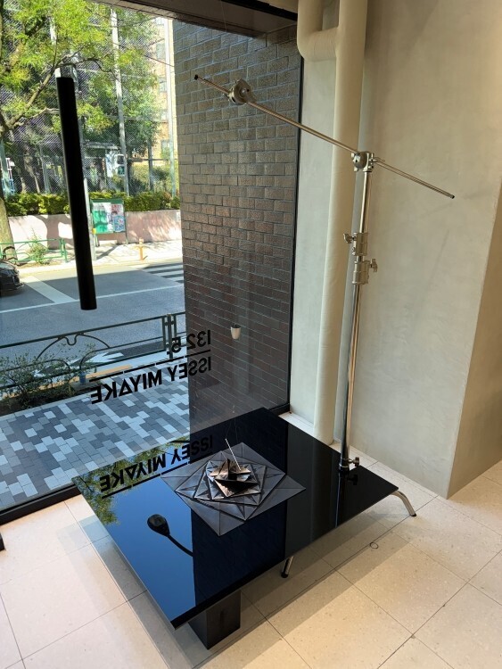 132 5. ISSEY MIYAKEが新旗艦店「132 5. ISSEY MIYAKE / AOYAMA」をオープン──平面から立体へ、「一枚の布」の思想を体験する場所