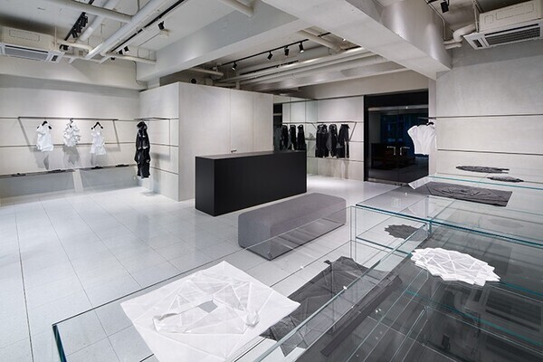 132 5. ISSEY MIYAKEが新旗艦店「132 5. ISSEY MIYAKE / AOYAMA」をオープン──平面から立体へ、「一枚の布」の思想を体験する場所