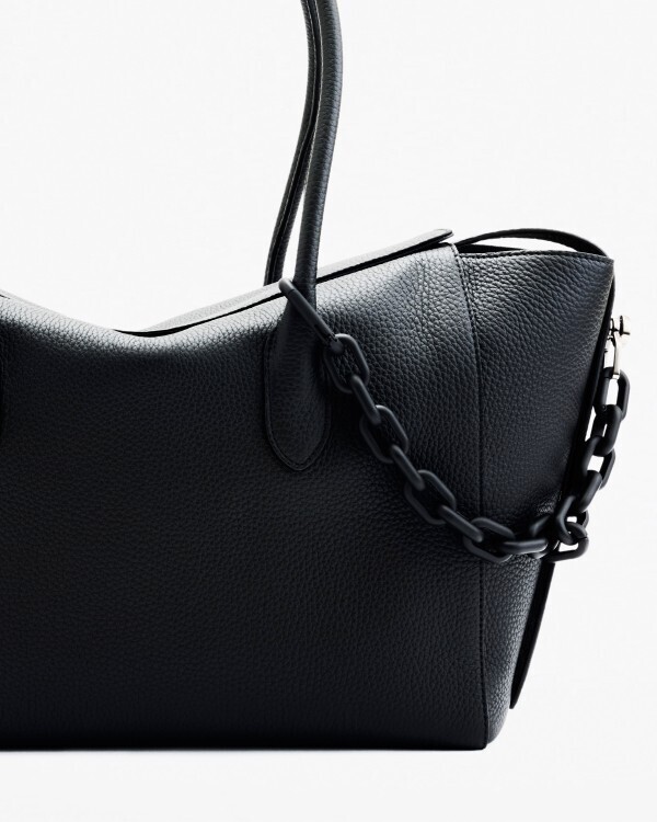 sacai、新たなアイコン「Lock Bag」を発売──ドアロックの構造から生まれた、変化するバッグ