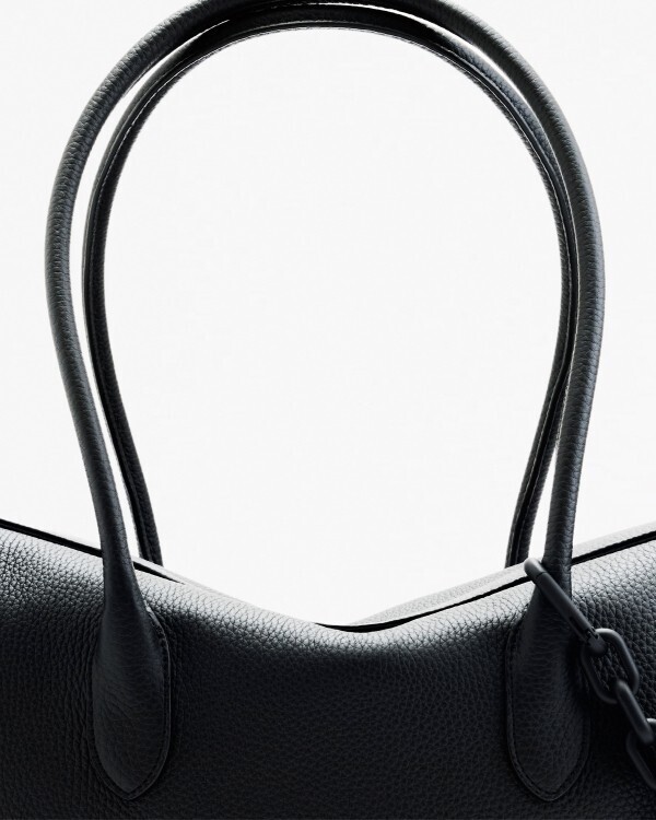 sacai、新たなアイコン「Lock Bag」を発売──ドアロックの構造から生まれた、変化するバッグ