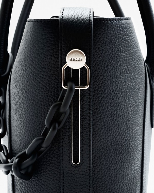 sacai、新たなアイコン「Lock Bag」を発売──ドアロックの構造から生まれた、変化するバッグ