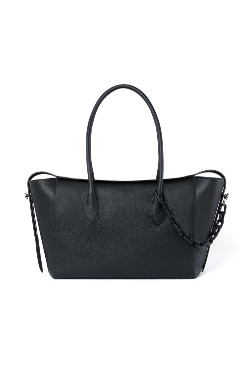 sacai、新たなアイコン「Lock Bag」を発売──ドアロックの構造から生まれた、変化するバッグ