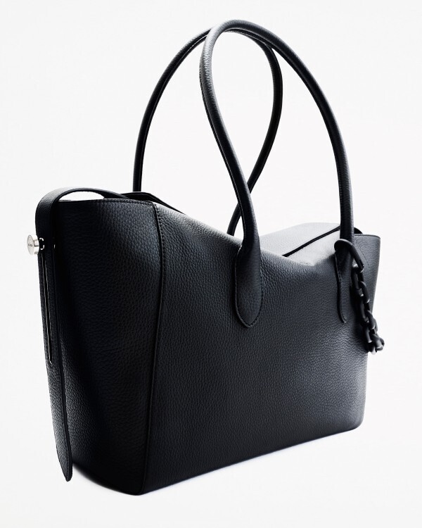 sacai、新たなアイコン「Lock Bag」を発売──ドアロックの構造から生まれた、変化するバッグ