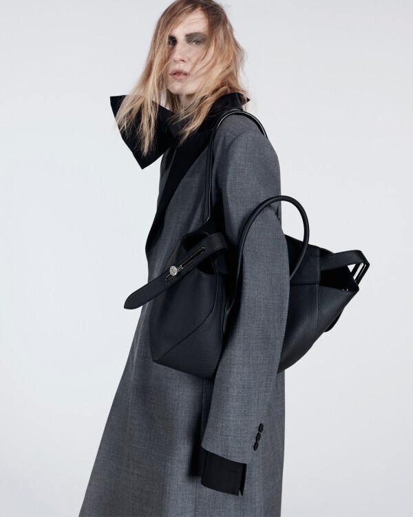 sacai、新たなアイコン「Lock Bag」を発売──ドアロックの構造から生まれた、変化するバッグ