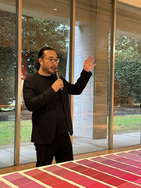舘鼻則孝、15年の創作を支えた「手」──「Rethinkー舘鼻則孝と手しごとー」