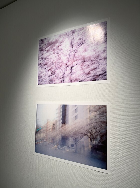 柿本ケンサク「いつでもいま – ガラスに映す光」──完璧に写る時代に、なぜ世界を曖昧に写すのか