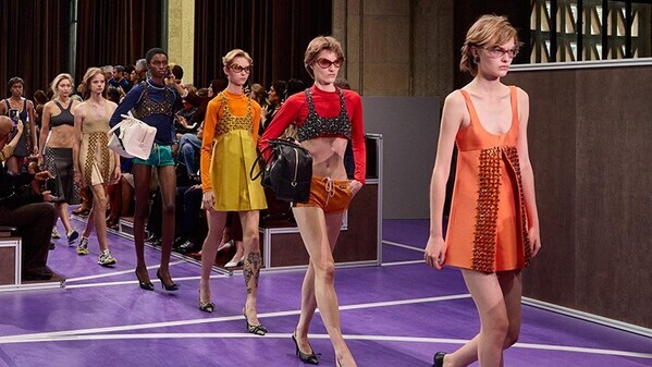 ミュウミュウ 2027年春夏「HERE AND NOW」──普通の服は、どこまで特別になれるのか