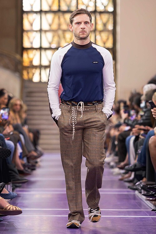 ミュウミュウ 2027年春夏「HERE AND NOW」──普通の服は、どこまで特別になれるのか