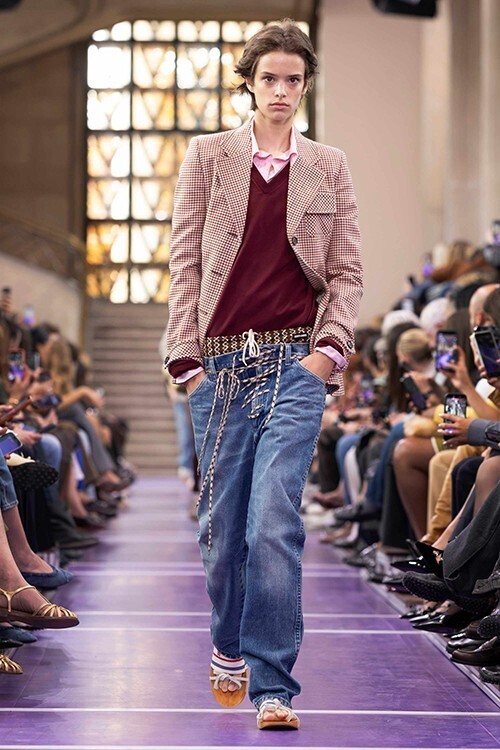ミュウミュウ 2027年春夏「HERE AND NOW」──普通の服は、どこまで特別になれるのか