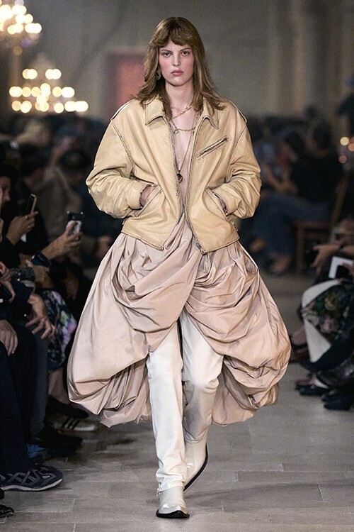 Acne Studios 2027年春夏「Denim Hystoria」──過去と現在を、同時に着る
