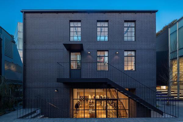 フレッドペリー最大規模の旗艦店が表参道に - 煉瓦造りの趣き、アナログレコードが流れる優雅な空間