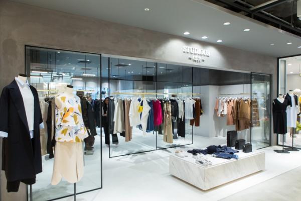 ステュディオスの女性向け新ライン「ステュディオス シティ」、新宿ニュウマン＆名古屋ラシックに出店