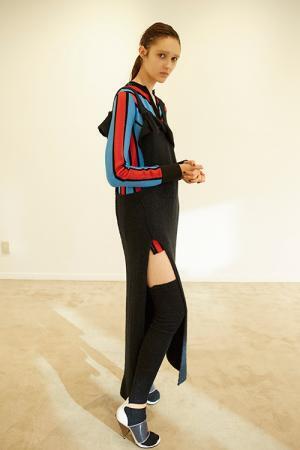 アカネ ウツノミヤ 2016年秋コレクション - 光沢感で魅せるレイヤードスタイル、素材と色で遊んで