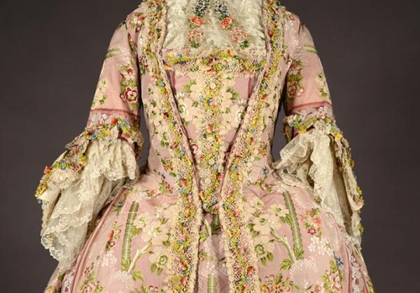 神戸ファッション美術館の収蔵品カタログ『DRESS COLLECTION』- 18世紀から現代を網羅