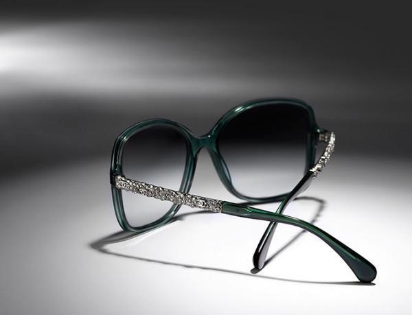 シャネルの新作ビジューアイウェア -「カメリア」がテーマ、個性溢れるデザインを大きめフレームに乗せて