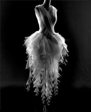 松居エリ作品集『Sensing Garment 感覚する服』- ウエディングドレス×数学・科学の世界