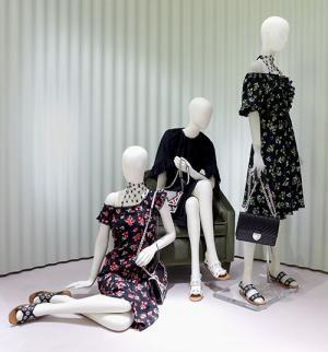 プラダからフラワープリントのカプセルコレクション - 柔らかなドレスで、涼しげな春を過ごして