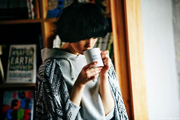 “泊まれる本屋”BOOK AND BED TOKYO×1LDK STAND、ロゴ入マグ＆Tシャツ発売