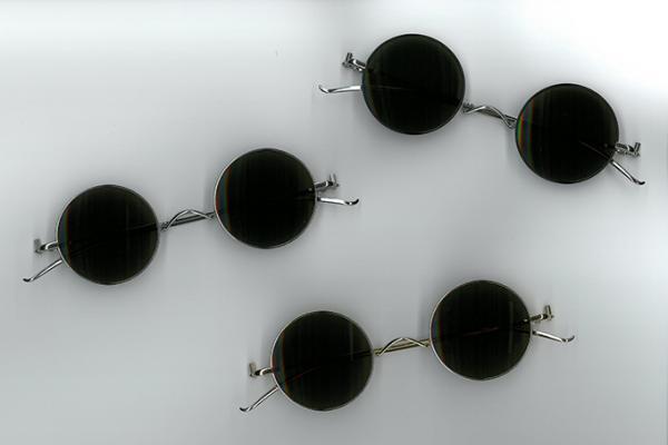 パインの新作サングラス、福井・鯖江生まれの都会的なサークルレンズ