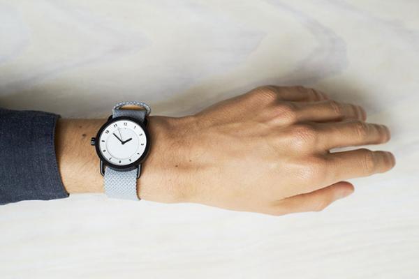 スウェーデン発時計ブランド「ティッド ウォッチズ」から再生ペットボトル製のベルト、クヴァドラとコラボ