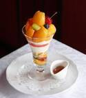 資生堂パーラー 銀座本店「サロン・ド・カフェ」から、旬のビワとイチゴを使ったパフェ新登場