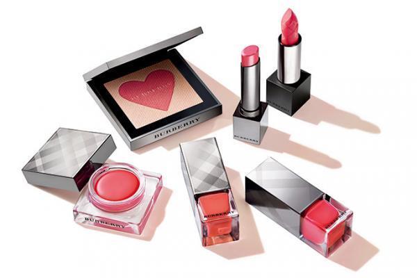 バーバリーの夏メイク - スカーフから着想を得た‟ハートモチーフ”の限定パレット