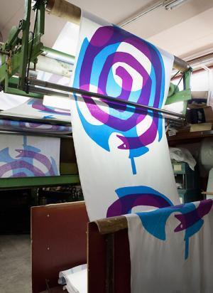 マリメッコのテキスタイルを手がける、鈴木マサルの展覧会 - カラフルな傘やトートバッグを展示＆販売