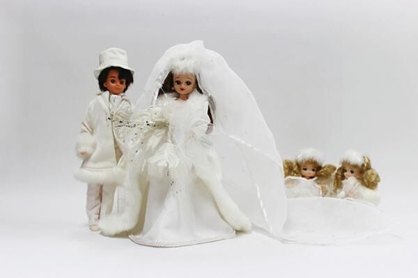 リカちゃん×ウェディングの特別展が横浜人形の家で - 歴代作品や豪華なダイヤの衣装など200体以上