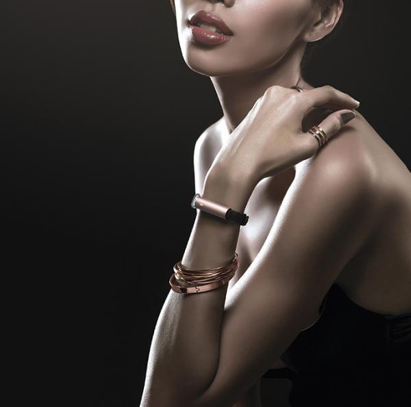 歩数や睡眠時間を測るスマートアクセサリー「レイ」シンプルで24時間身に付けられるデザイン