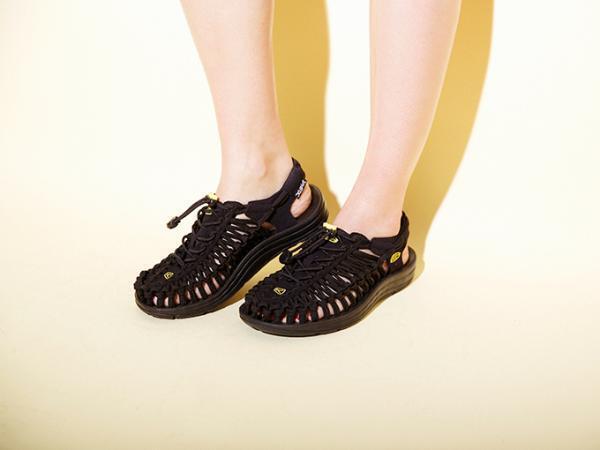 X-girl×キーンのコラボサンダル「UNEEK」- オールブラックに両ブランドロゴの総柄ソール