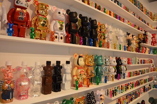 「メディコム・トイプラス」表参道ヒルズにオープン！BE@RBRICKや限定フィギュア、新作展も開催