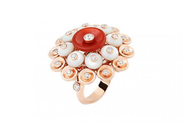 ヴァン クリーフ＆アーペルから新ジュエリー「ブトン ドール」、円を紡ぎ合わせてグラフィカルに