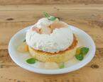 カフェ アクイーユ季節限定「桃のレアチーズパンケーキ」天使のクリームと桃、濃厚レアチーズのコラボ