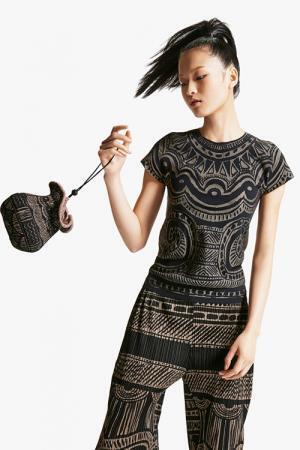 プリーツ プリーズ イッセイ ミヤケ6月の新作 - 器をモチーフにした深みある色彩のコレクション