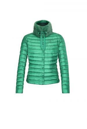 モンクレール史上最も軽いアウター「ドゥドゥーン・デア」9,000mで7gの超軽量糸を使用