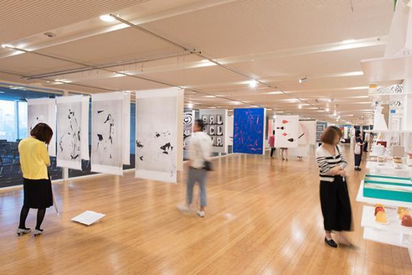六本木で企画展「日本のグラフィックデザイン2016」書籍やウェブサイトなどグラフィックデザインの現在